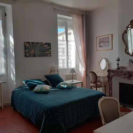 Guest house Grande Avec Parties Communes En Bord De